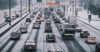  Дорожные камеры в Москве с помощью ИИ начали фиксировать остановку в местах, где машина мешает другим участникам движения или пешеходам

При этом запрещающего знака или разметки может и не быть. 

Проверка нарушения проходит в 3 этапа: 
• ИИ анализирует и выявляет авто с нарушениями
• Материалы в ручном режиме оценивает сотрудник ЦОДД
• Финальная проверка и вынесение постановления проходят в ГИБДД

Штраф за нарушение 3000₽