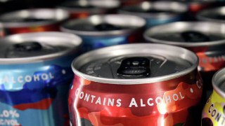 磻 Энергетики хотят продавать только в аптеках — с инициативой выступили в Госдуме

Изначально энергетики предназначались для спортсменов-экстремалов, но сегодня их продают как обычную газировку в магазинах, хотя согласно международной практике такие напитки должны продаваться исключительно в аптеках, заявили депутаты.