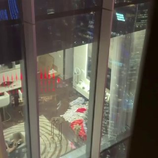  Квартиру с горой денег под новогодней ёлочкой заметили в Москва-Сити. 

Её жителей уже явно навестил Дед Мороз.