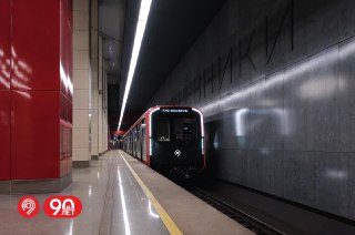  Протестировали новый поезд «Москва-2026» на БКЛ и Замоскворецкой линии.

Продолжаем обкатку новейшего состава «Москва-2026» на инфраструктуре метро, чтобы совсем скоро он мог выйти на Замоскворецкую линию. Делаем это без пассажиров и в вечернее время, чтобы не мешать графику движения. Подробнее о начале испытаний рассказывали здесь. 

В футуристичных фарах нового поезда 24 светодиода. На Замоскворецкой и Большой кольцевой линиях мы проверили: 

 Как фары приглушают яркость при въезде на станцию.
 Затемнение фар при встречном поезде в двухпутном тоннеле.
 Как работают световые элементы в тоннеле.

«По поручению Мэра Москвы Сергея Собянина до конца года в столичный метрополитен, который в этом году отмечает свое 90-летие, поступят 40 вагонов серии «Москва-2026». Сейчас проводим обкатку первого состава на инфраструктуре метро в вечернее время без пассажиров. Поезд должен проехать более 300 км без нареканий, чтобы начать работу на одной из самых востребованных линий — Замоскворецкой. В ближайшие 2 года планируем получить еще более 700 вагонов, которые выйдут на Замоскворецкую и будущую Рублево-Архангельскую линии», — рассказал Максим Ликсутов.

 Дептранс Москвы в Telegram
 Дептранс Москвы в MAX
 Дептранс Москвы в Одноклассниках