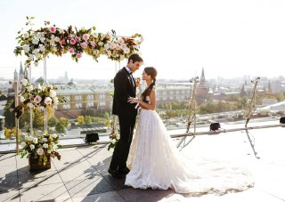 Средняя стоимость проведения свадьбы на 50–70 гостей в столице в 2026 году составит от ₽2,75 млн до ₽7 млн.

Цены в будущем году вырастут на 10–15%: причина — увеличение гонораров артистов, подрядчиков, оформителей и стоимости банкетных площадок.

— Подписаться