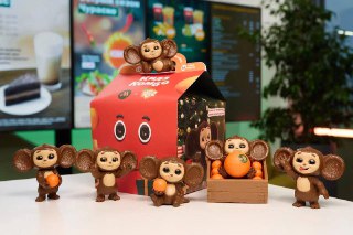 殺 Во «Вкусно — и точка» проведут коллаборацию с Чебурашкой — появились фотографии игрушек

В коллекцию войдет 6 фигурок: они будут случайно попадаться в «Кидз Комбо». Акция стартует уже 23 декабря.